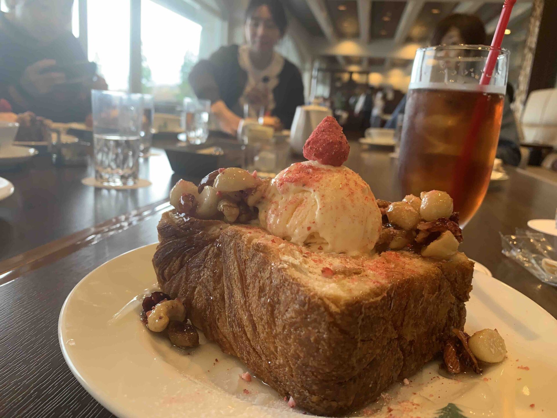 2年前に食べたデザート（花ことばのフリーズドライとナッツはちみつ）