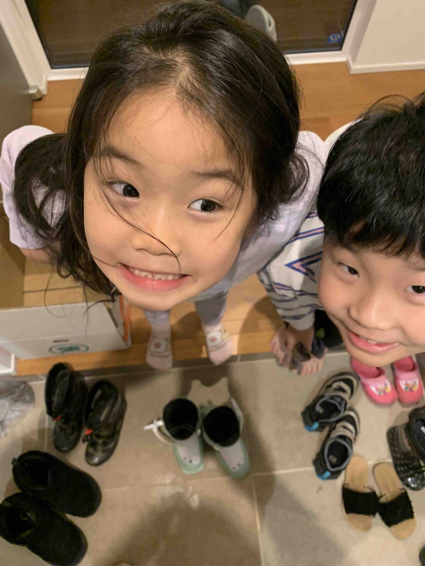 スキー場へ向かう準備をする子どもたち