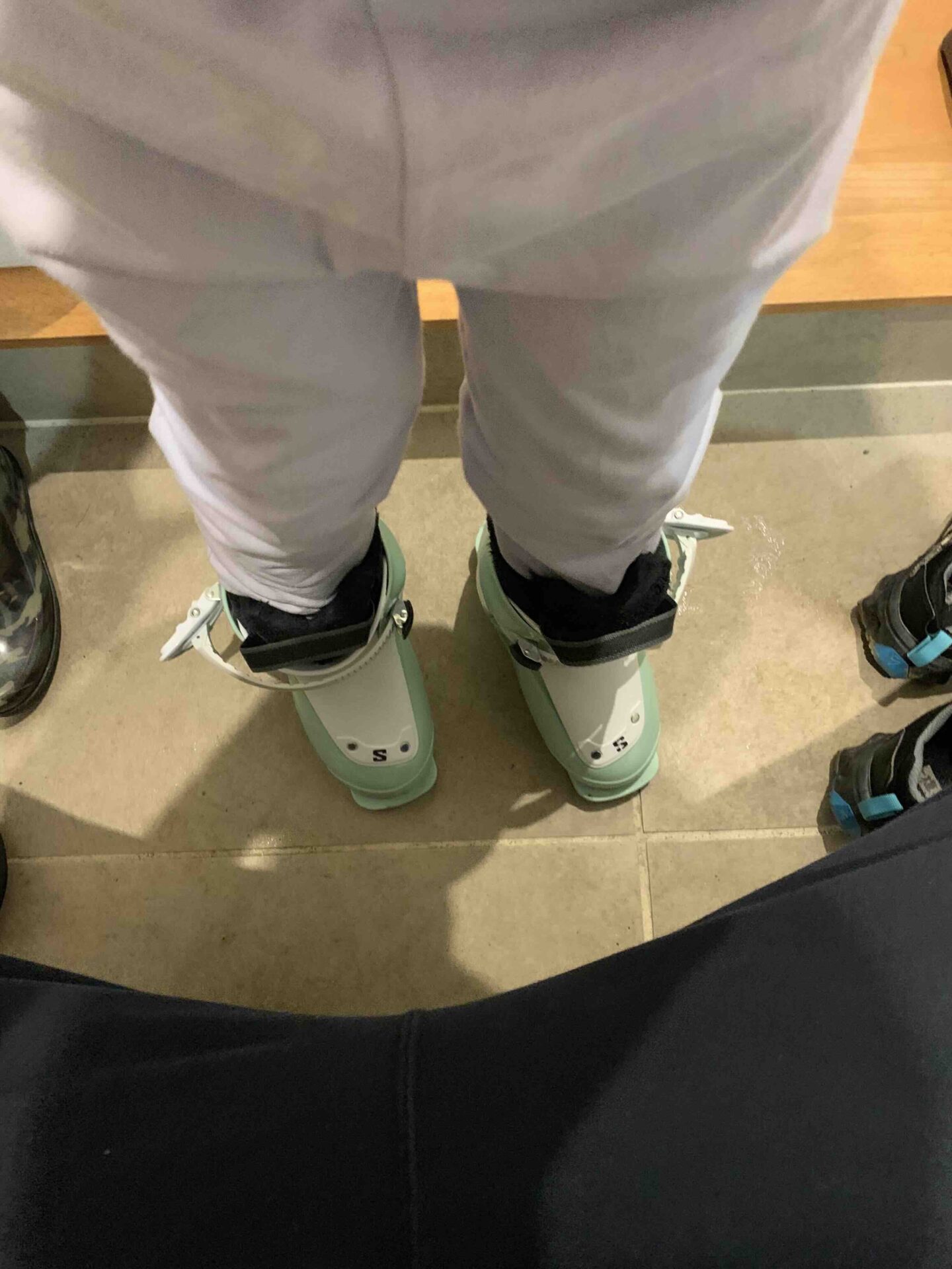 冬のスキーウェアに身を包んだ子ども