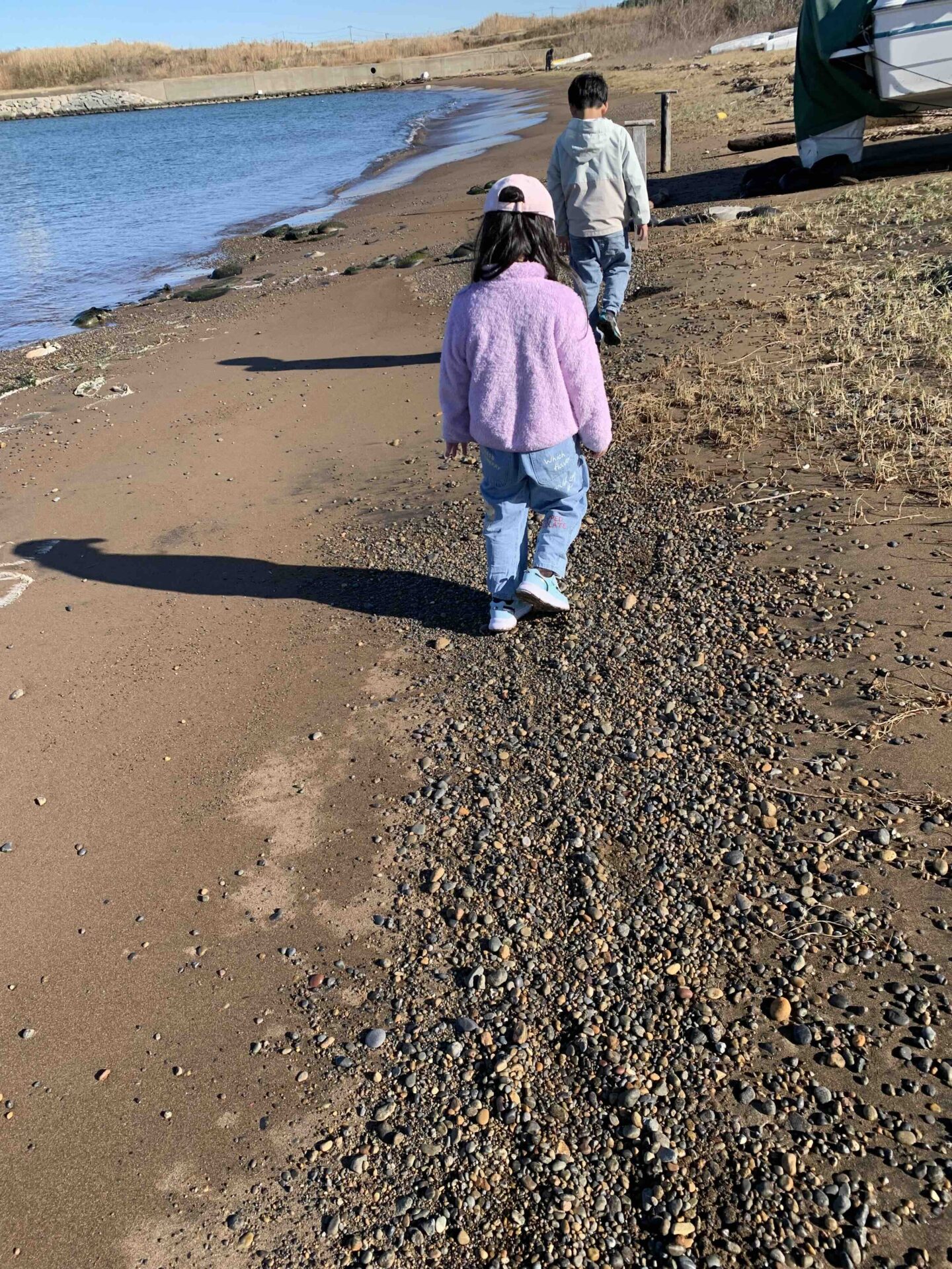 海辺で見つけたシーグラス（親子で宝探し）