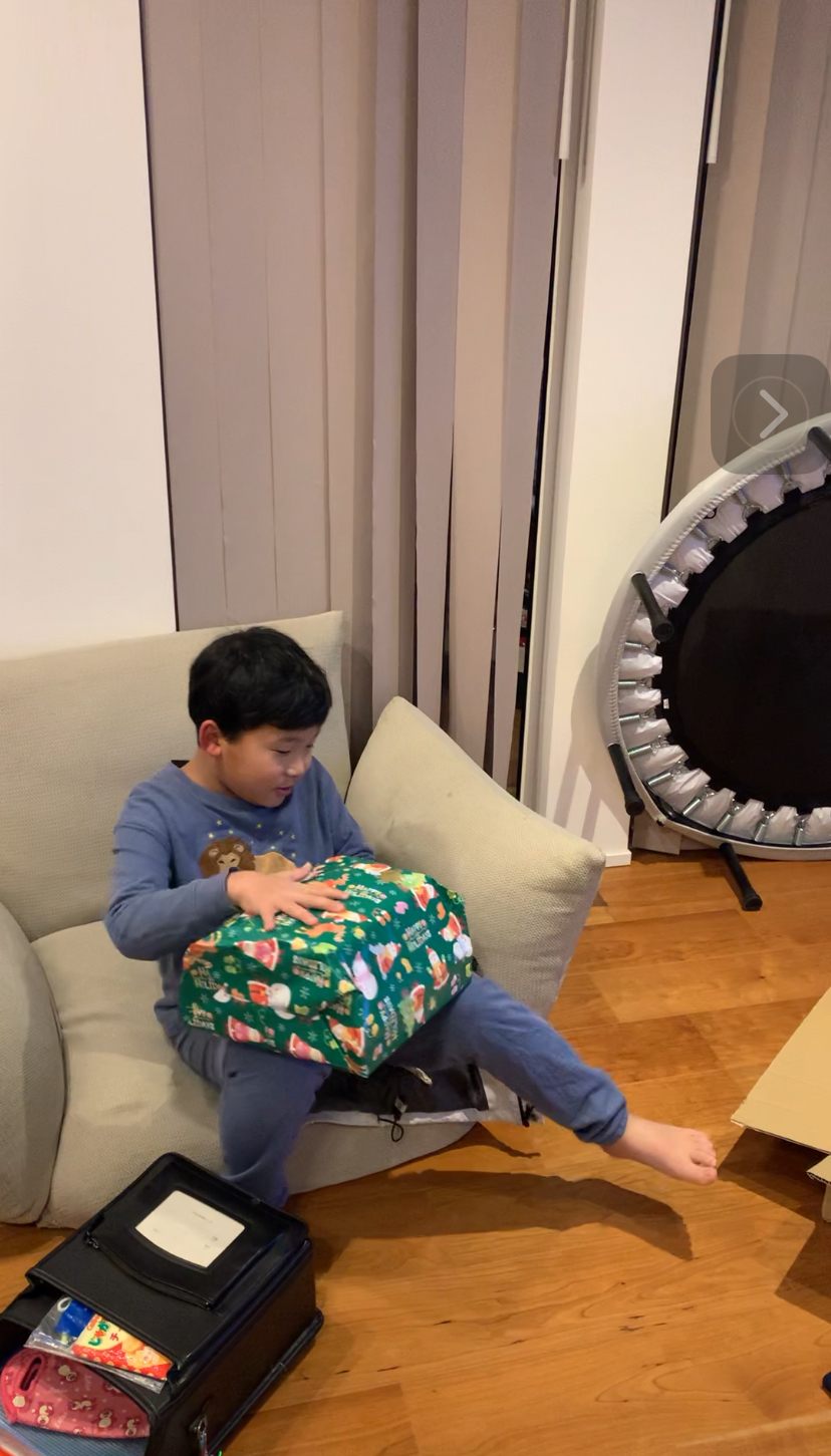 クリスマスの夜、プレゼントを開ける子どもたちの様子