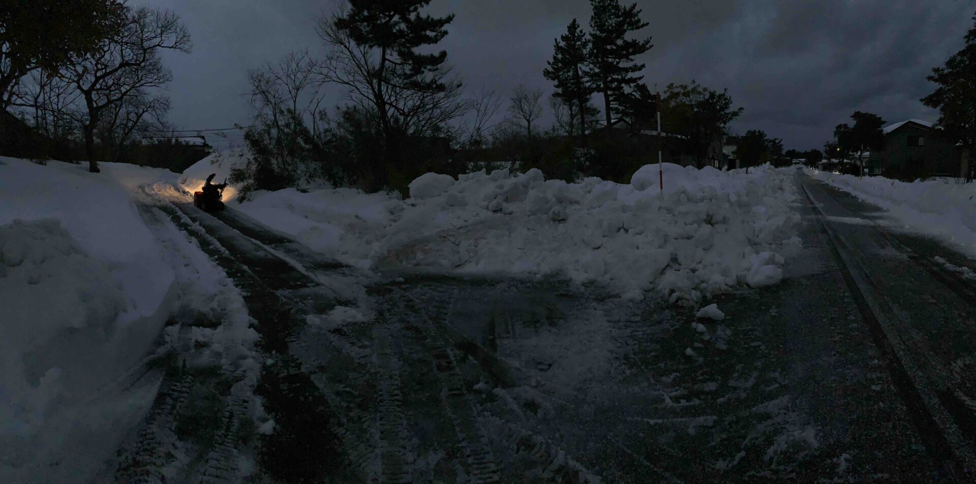 除雪された朝の道