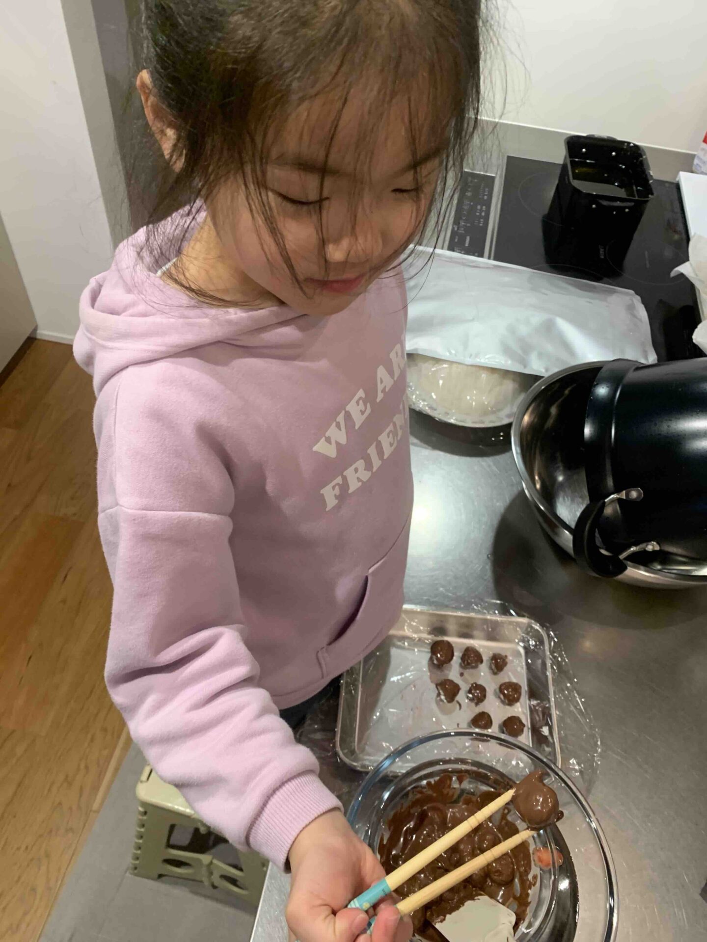 アルファベットチョコを使ったお菓子作りの準備