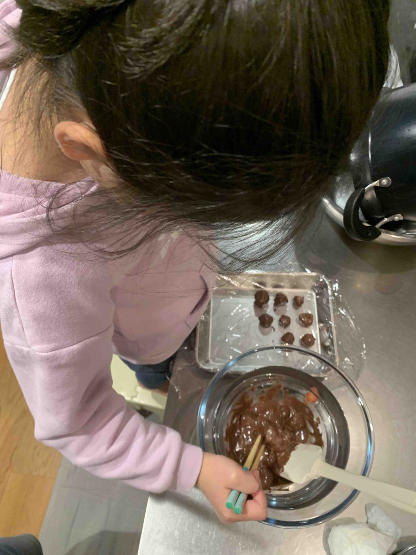 子どもと一緒に進めるお返し用のお菓子作り