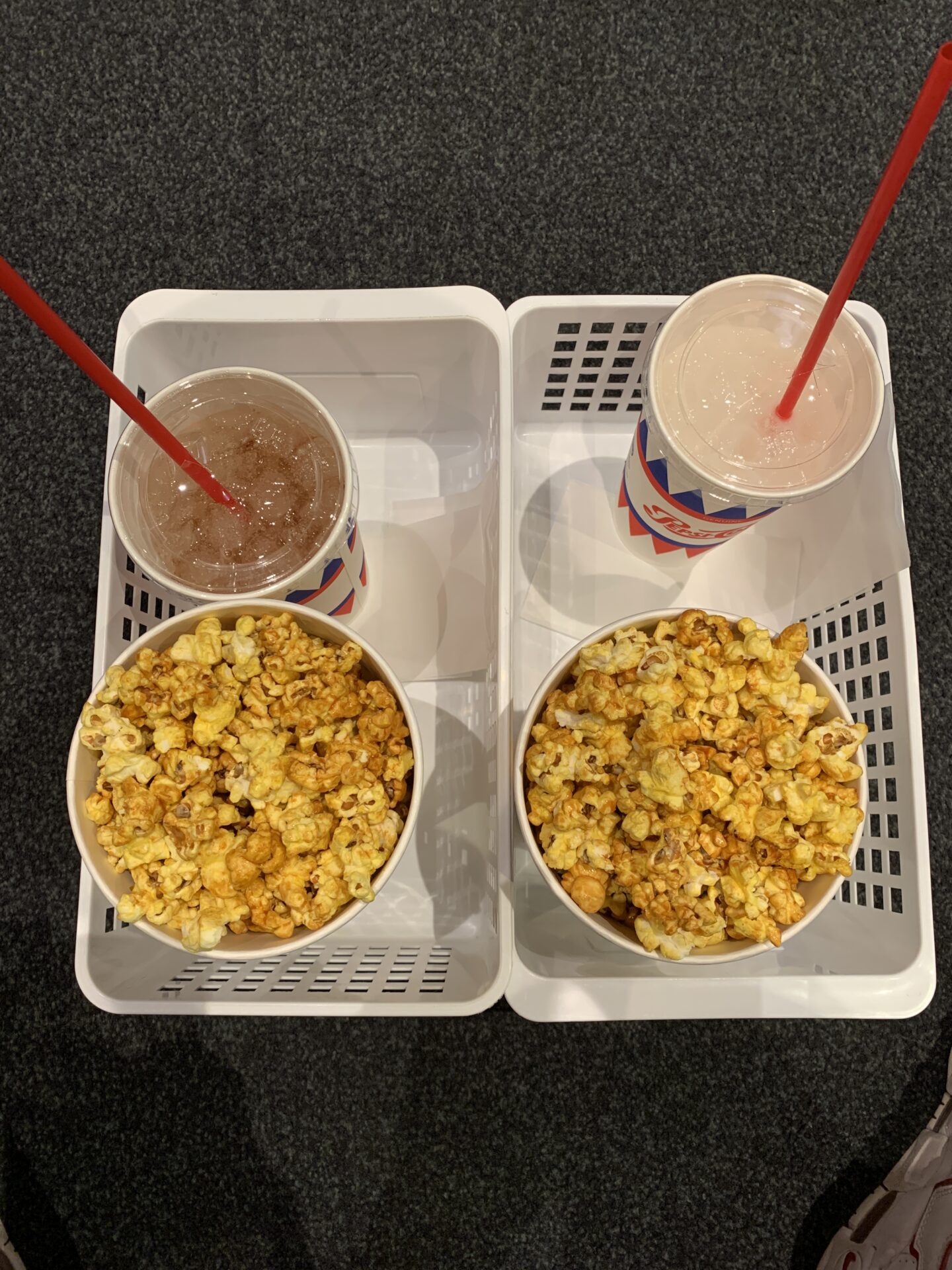 映画館で購入した飲み物とポップコーン
