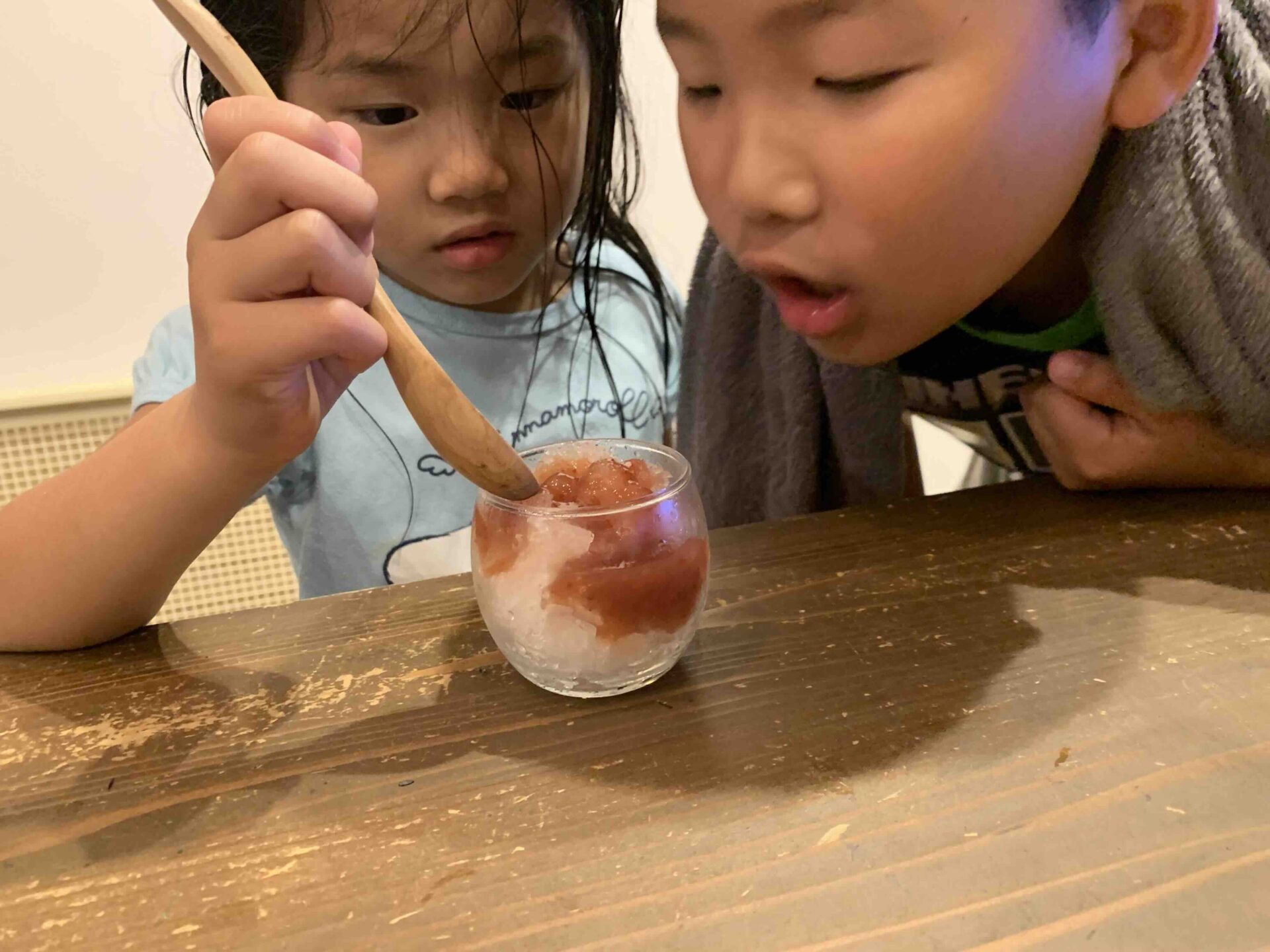 かき氷を一口食べる子ども