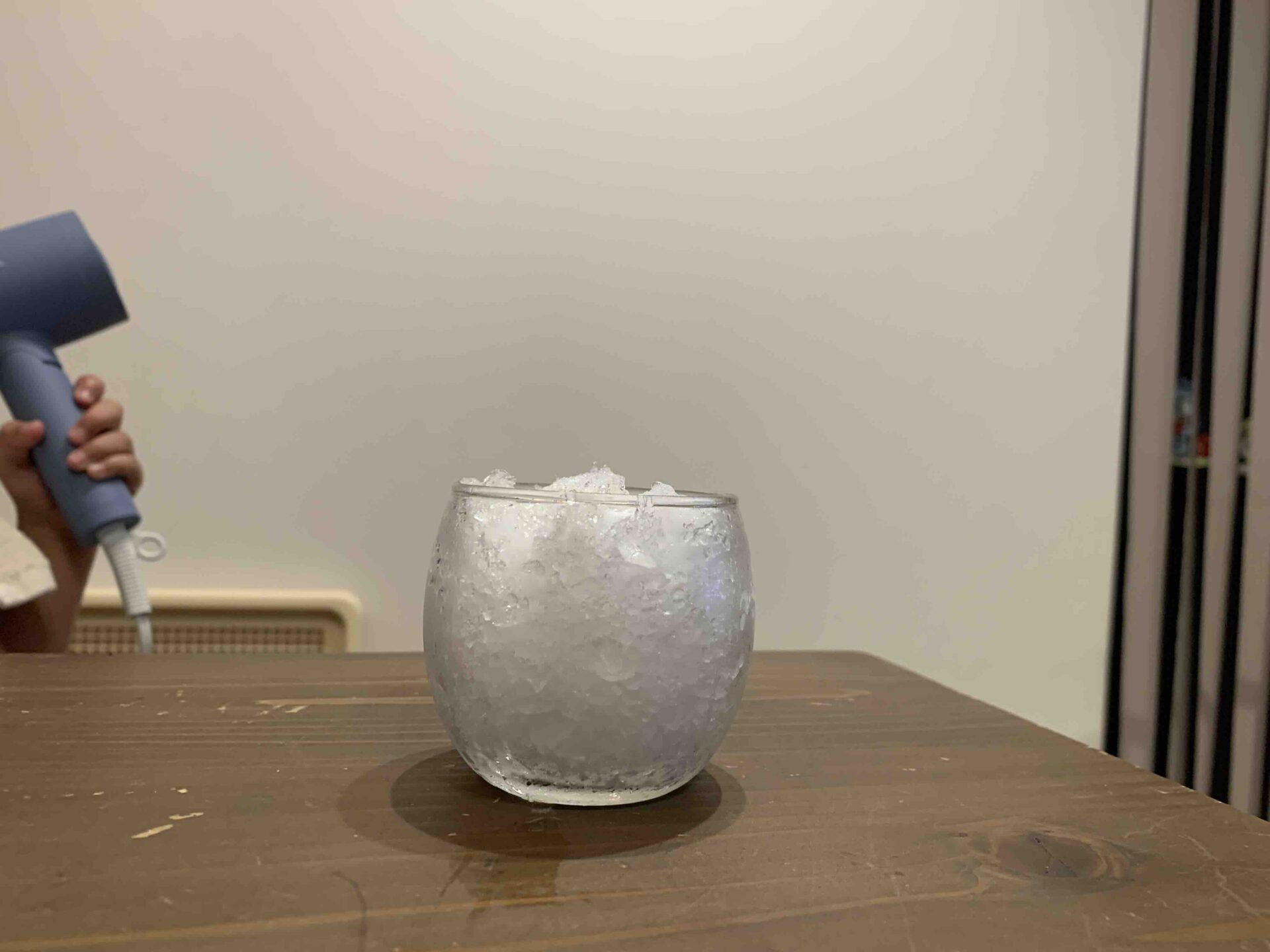 ミキサーでクラッシュ氷を作る様子