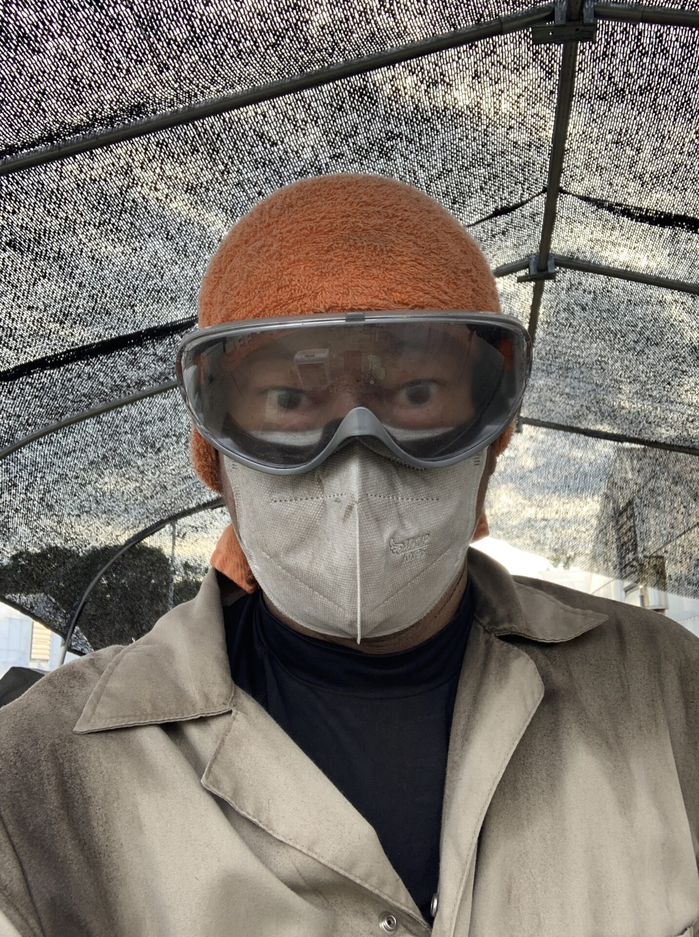 培土ほぐし作業のために新しく用意した顔との隙間が少ないゴーグル